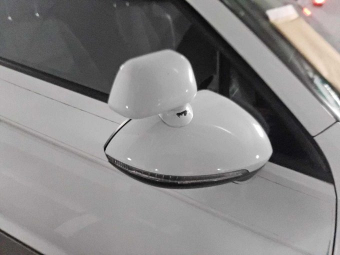 Zusatzspiegel mit Lackabplatzungen