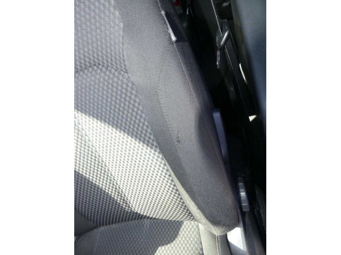 beschädigte Sitzlehne links