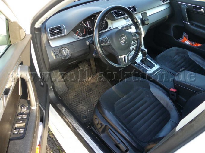 Einstieg und Fahrgastraum vorne links