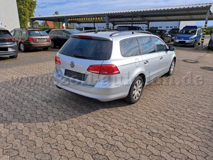 seitlich rechts hinten