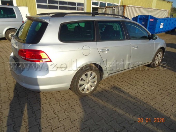 seitlich rechts hinten