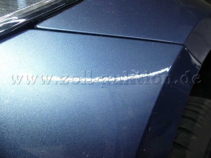 Ansicht VW Passat Kratzer am der Stoßstange seitlich