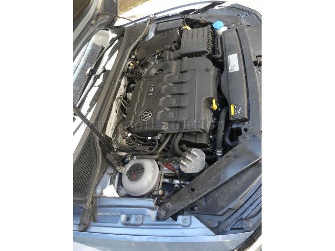 Ansicht VW Passat Motorraum offen