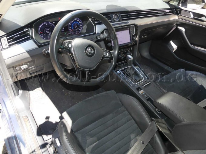 Ansicht VW Passat Innenraum vorne Fahreseite mit Lenkrad