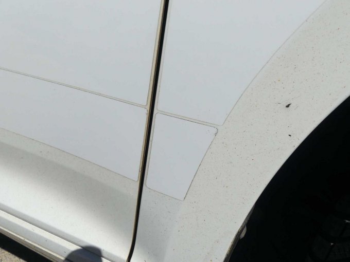 Beispiel Verschmutzungen, Farbabweichungen und Kleberrückstände