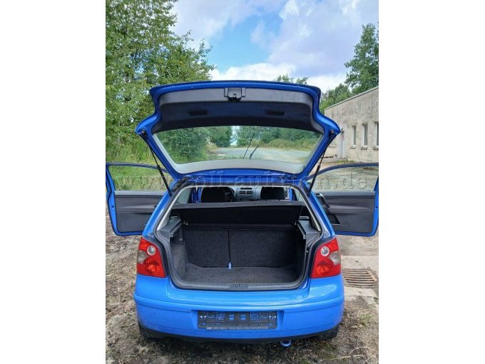 Polo von hinten mit geöffneter Heckklappe