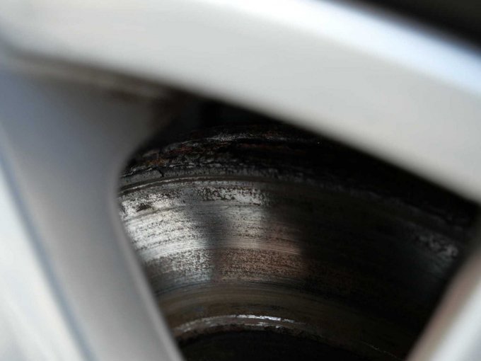 korrodierte Bremsscheibe vorn links