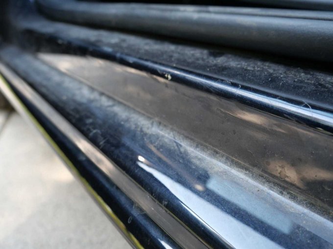 Gebrauchsspuren im Einstiegsbereich fahrerseitig