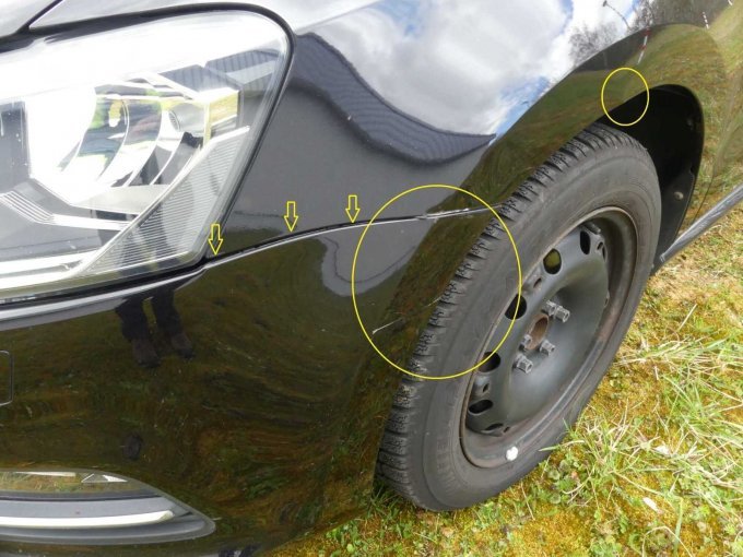 Fahrzeug vorne links mit einem Unfallschaden