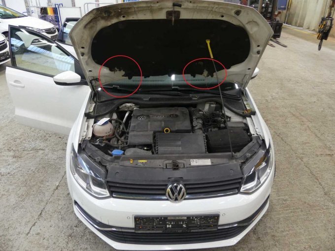 Motorraum mit beschädigter Haubendämmung