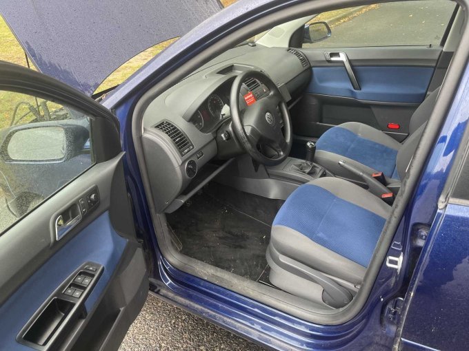 Ansicht geöffnete Fahrertür Fahrerbereich