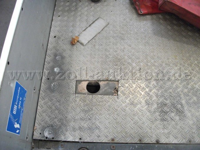 Ansicht Loch Ladefläche wegen Demontage