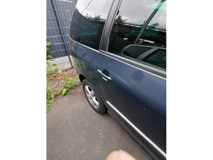 Seitenansicht mir Kratzer VW Sharan