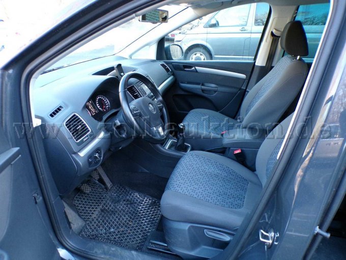 VW Sharan innen vorne