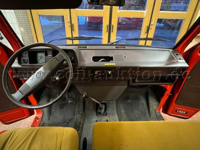 Armaturenbrett, offener Schacht nach Ausbau des Funkgerätes