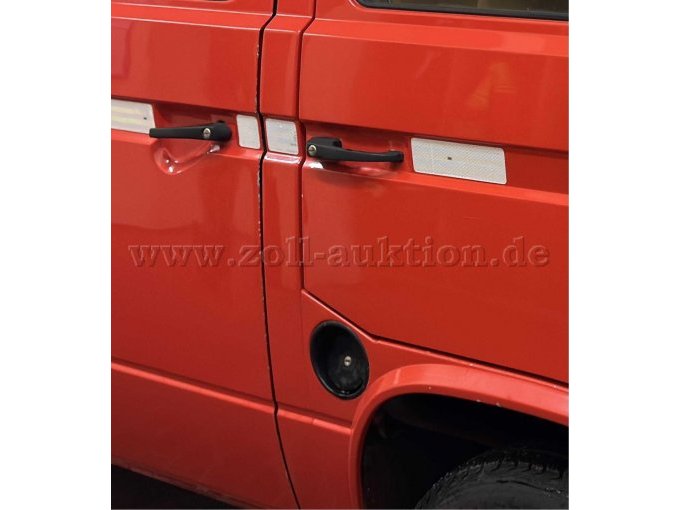 Nahaufnahme Schiebetüre und Tankdeckel