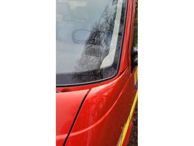 Windschutzscheibe links