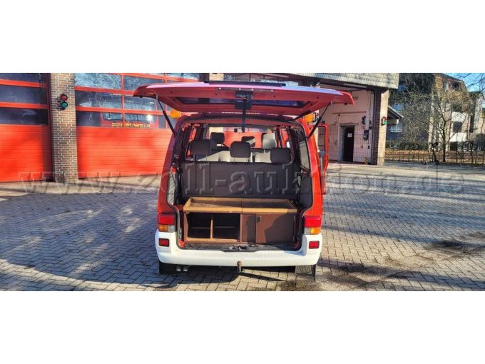 Ansicht Rückseite geöffneter Kofferraum