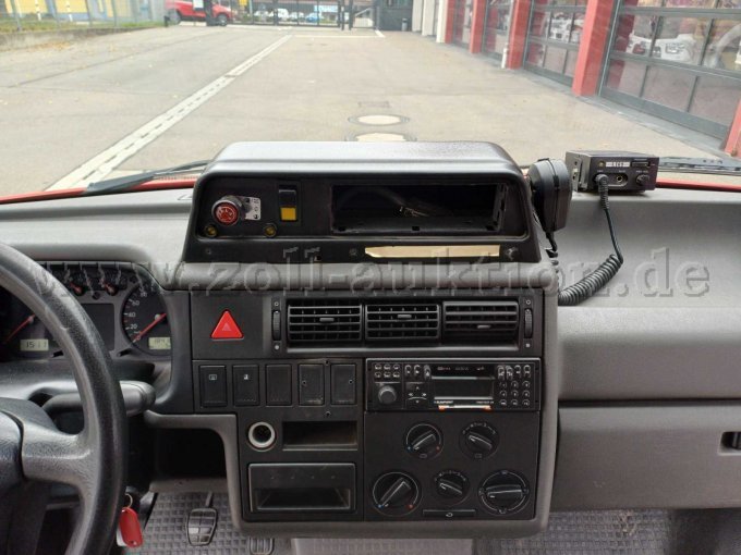 Mittelkonsole
Ausgebauter Funk
Rechts das Bedienteil der Freissprechanlage