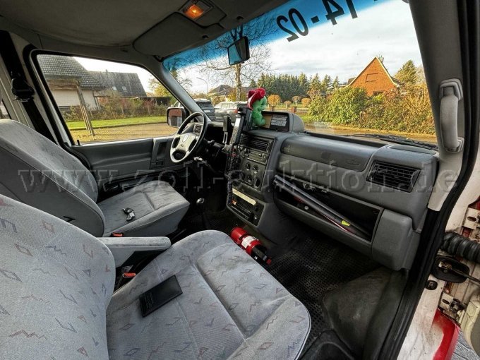 Bild Fahrzeuginneres vorne; Funkeinrichtung wurde bereits ausgebaut