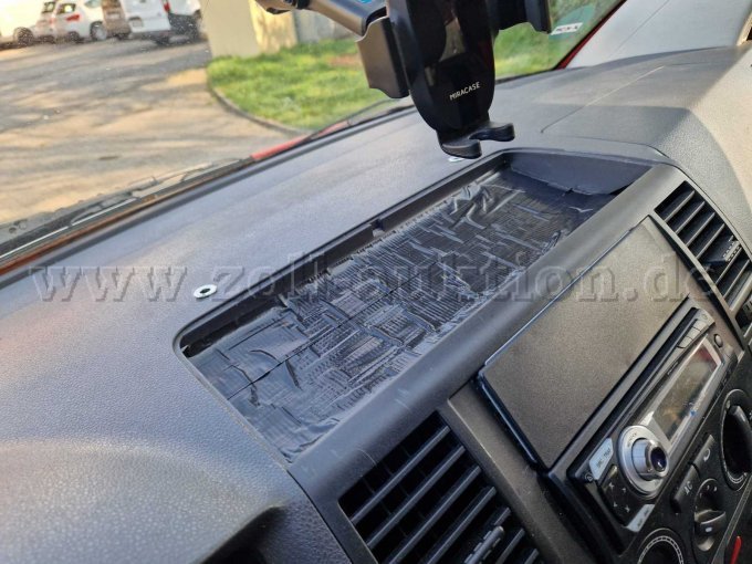 VW T5 - Armaturenbrett oberhalb mit Klebeband verschlossen - dort war die Bedienung der Signaleinrichtung ehem. Verbaut