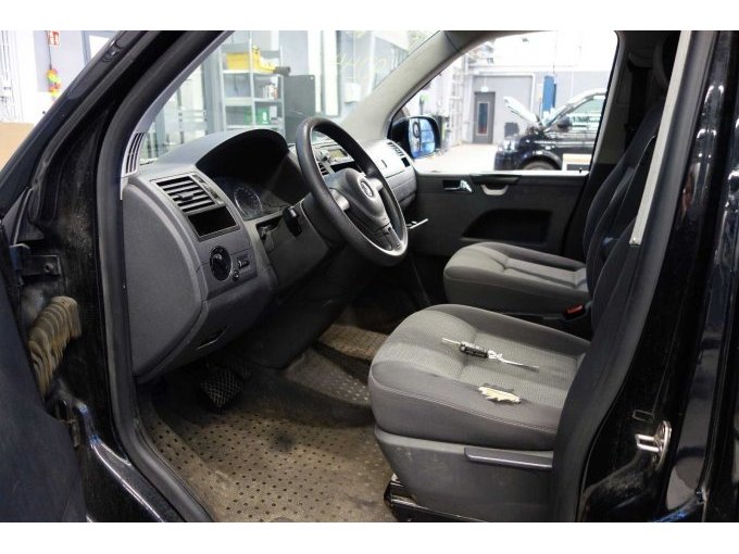 Fahrzeuginnenraum Fahrerseite/ Beschädigter Fahrersitz