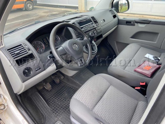 Innenraum Fahrer - Beschädigung am Sitz links