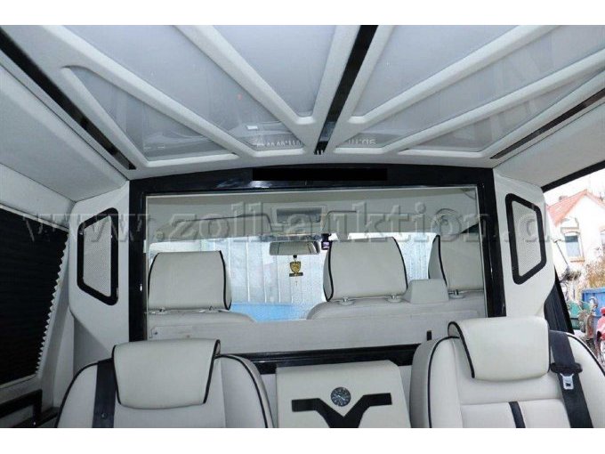 Innenansicht 2 ohne Fernseher, Werbeanschrift Rahmen oben