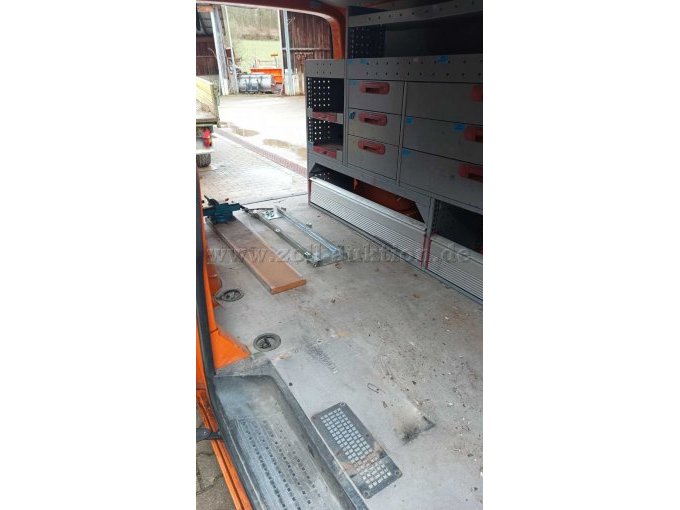 Laderaum - Regal wird noch ausgebaut und ist nicht Teil der Auktion