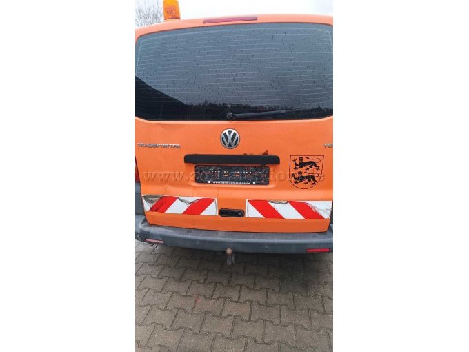 Ansicht Heck mit Rostschäden an der Griffleiste und Schaden links