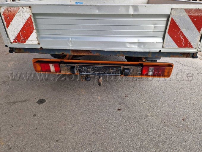 Ansicht Heck mit Dellen in  der Heckklappe