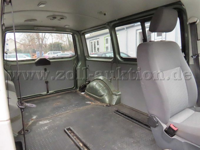 Innenraum hinten, Sitze fehlen, Beschädigungen von ehemaligen polizeispezifischen Einbauten