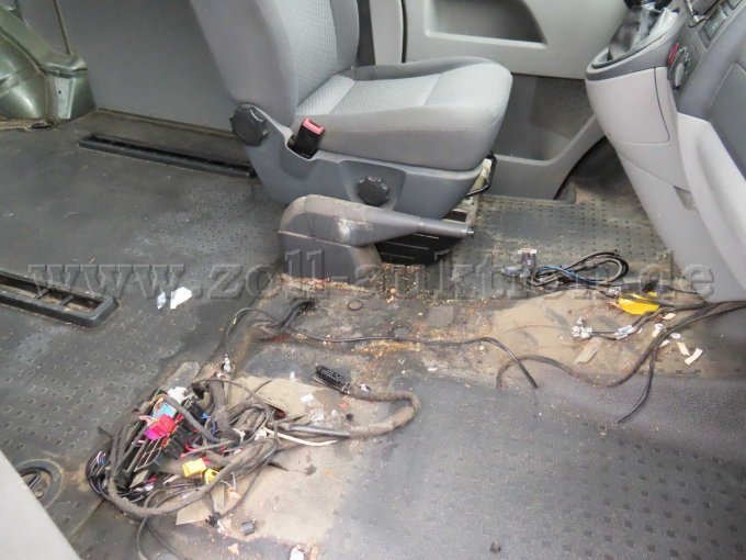 Innenraum vorne rechts, Sitz fehlt, freigelegte Kabelstränge, Beschädigungen von ehemaligen polizeispezifischen Einbauten