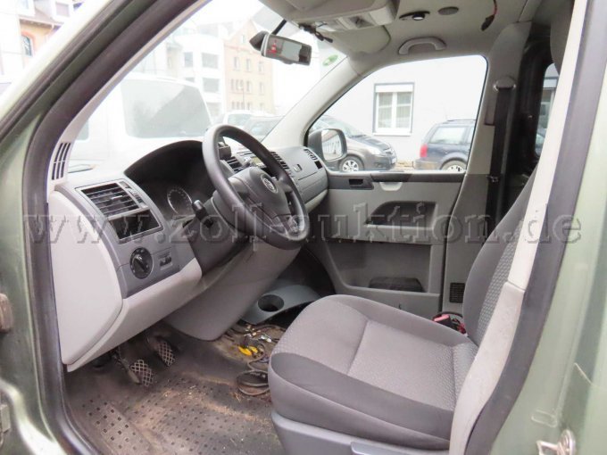 Innenraum vorne links, Beschädigungen von ehemaligen polizeispezifischen Einbauten