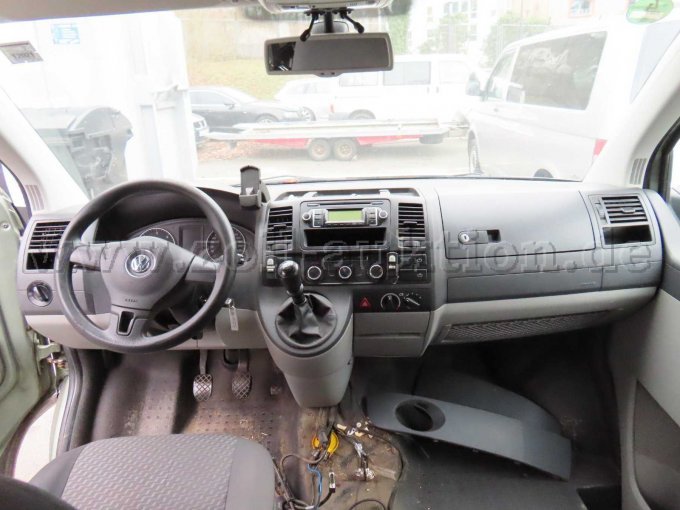 Innenraum vorne, freigelegte Kabelstränge, Beschädigungen von ehemaligen polizeispezifischen Einbauten