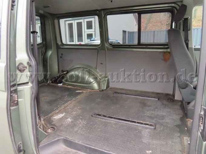 Innenraum hinten, Sitze fehlen, Beschädigungen von ehemaligen polizeispezifischen Einbauten