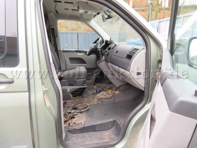 Innenraum vorne rechts, Sitz fehlt, freigelegte Kabelstränge, Beschädigungen von ehemaligen polizeispezifischen Einbauten