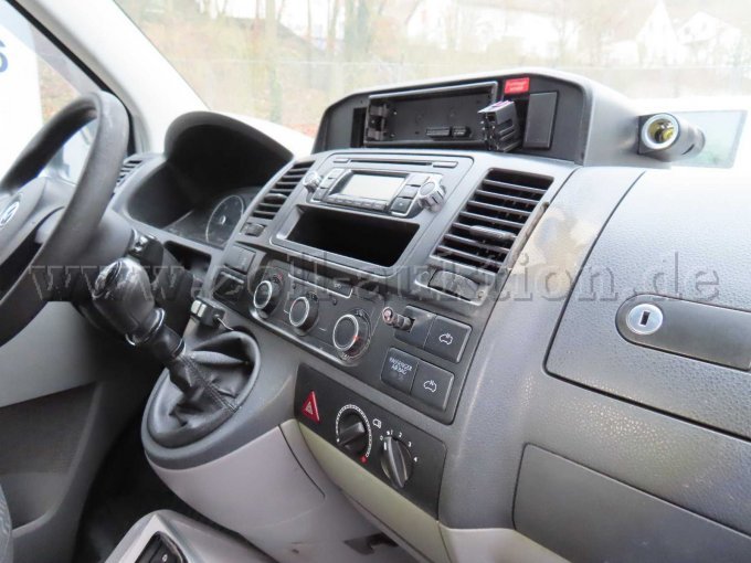 Innenraum vorne, Beschädigungen von ehemaligen polizeispezifischen Einbauten