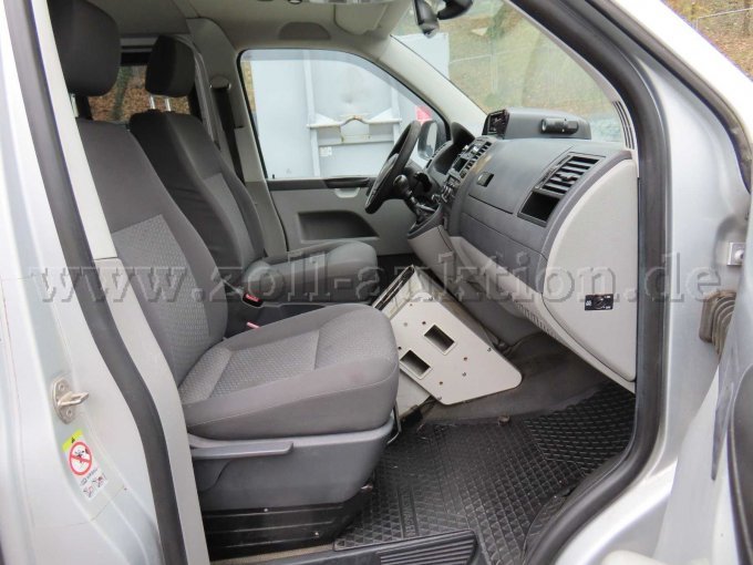 Innenraum vorne rechts, Beschädigungen von ehemaligen polizeispezifischen Einbauten