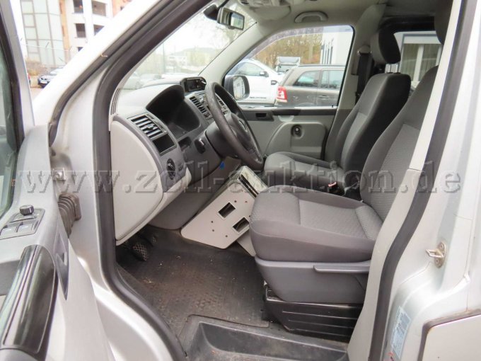 Innenraum vorne links, Beschädigungen von ehemaligen polizeispezifischen Einbauten