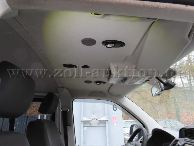 Innenraum vorne, Beschädigungen von ehemaligen polizeispezifischen Einbauten, Dachhimmel und Sonnenblende rechts beschädigt