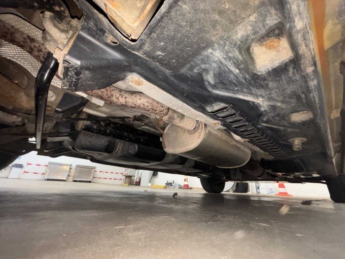 Unterboden mit Auspuffanlage