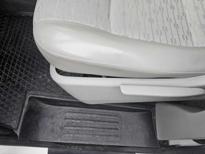 Innenraum mit mehrfachen Nutzungspuren und verschmutzungen