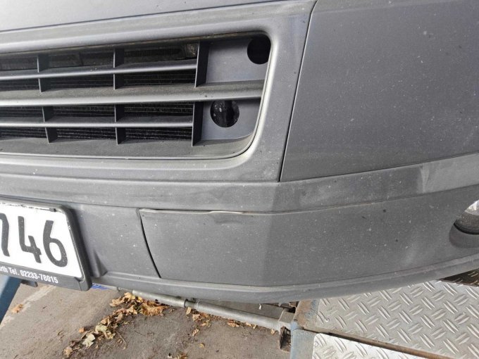 Stoßfänger mehrfach mit Anstoßspuren