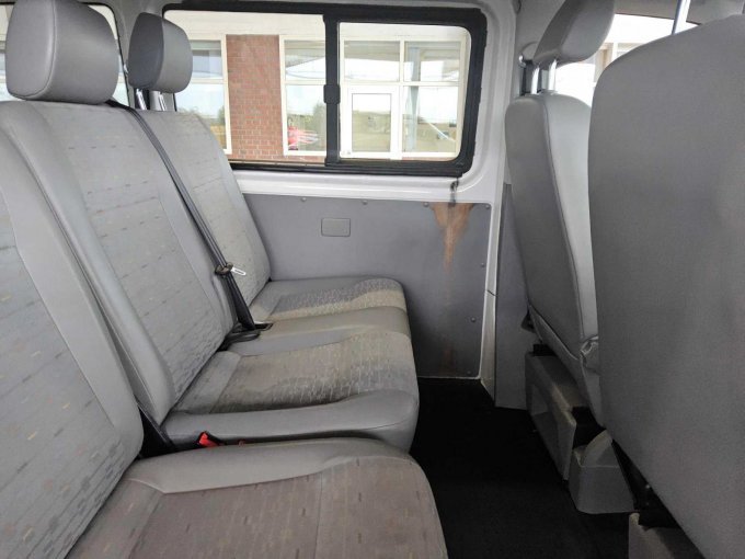 Innenraum mit mehrfachen Nutzungspuren und verschmutzungen