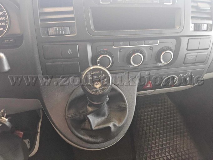 Innenraum mit mehrfachen Nutzungspuren und verschmutzungen