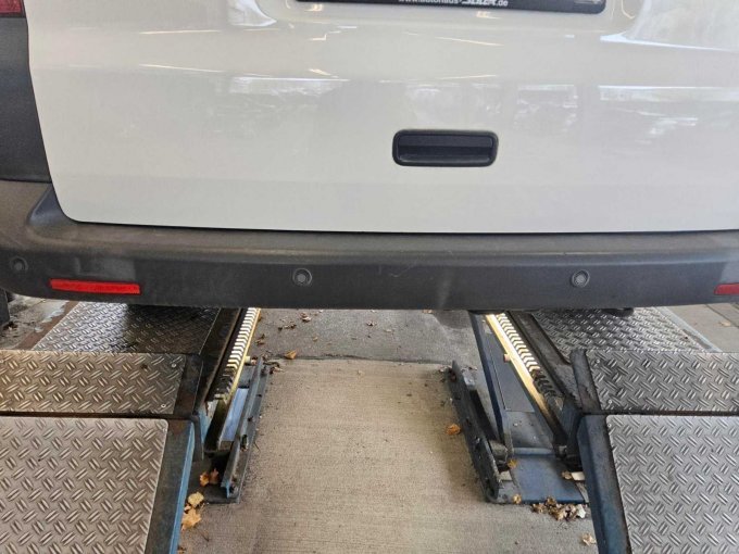 Stoßfänger mehrfach mit Anstoßspuren