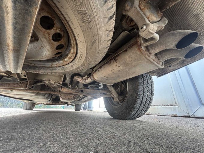 Unterboden mit Auspuffanlage