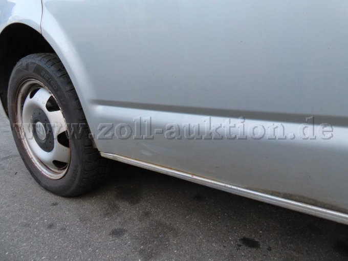 Ansicht vorne links, Tür eingedellt, verkratzt und korrodiert