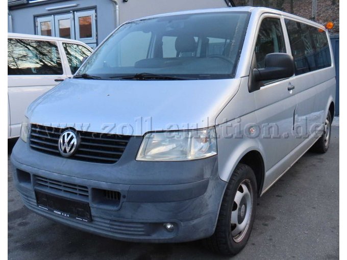 Ansicht diagonal vorne links, Stoßfänger verkratzt und ausgeblichen, Motorhaube beschädigt und korrodiert